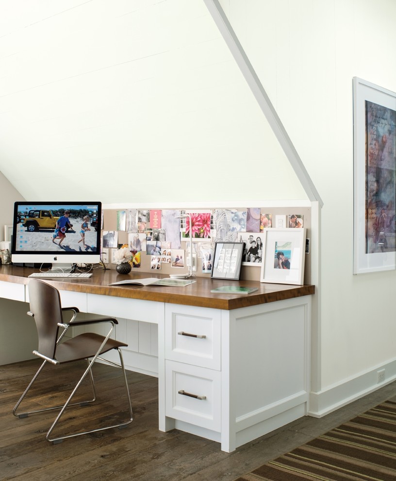 Inspiration för ett lantligt arbetsrum, med vita väggar, mörkt trägolv, ett inbyggt skrivbord och brunt golv