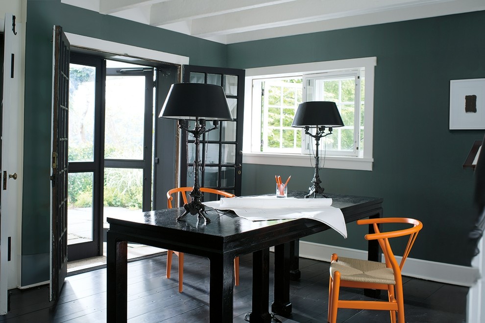 Стильный дизайн: кабинет в классическом стиле с синими стенами, темным паркетным полом, отдельно стоящим рабочим столом и черным полом без камина - последний тренд
