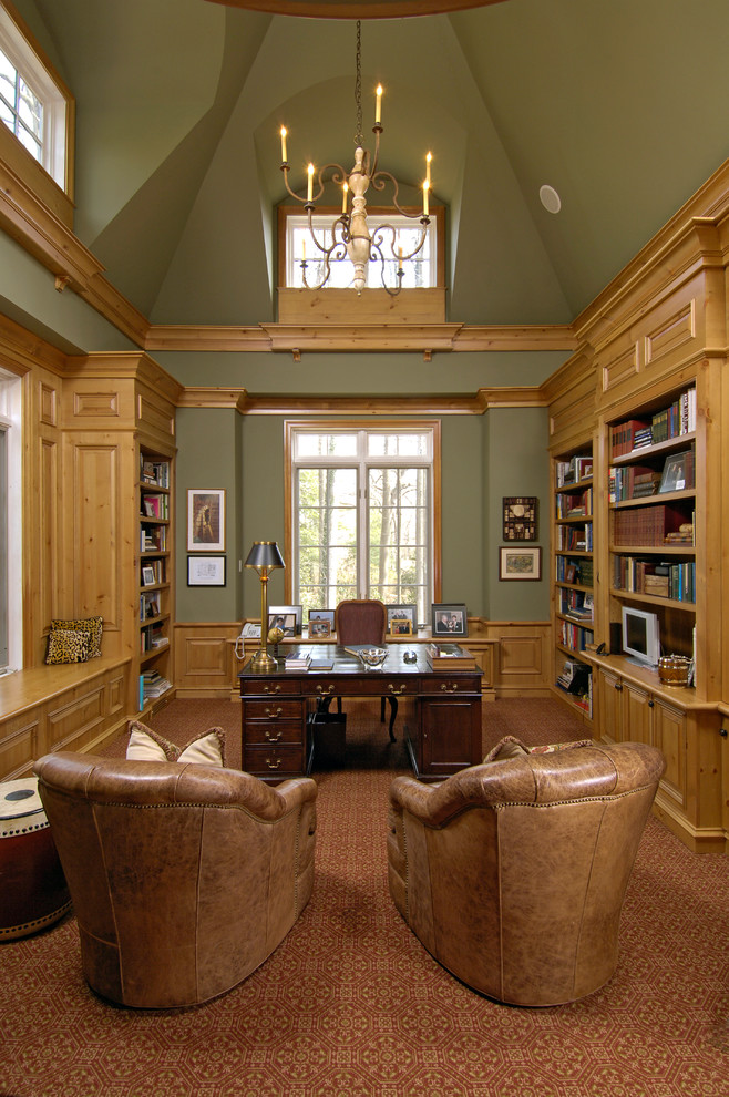 ワシントンD.C.にあるトラディショナルスタイルのおしゃれなホームオフィス・書斎 (緑の壁、カーペット敷き、自立型机) の写真