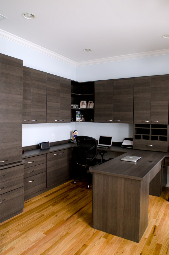 This is an example of a contemporary home office in Indianapolis.