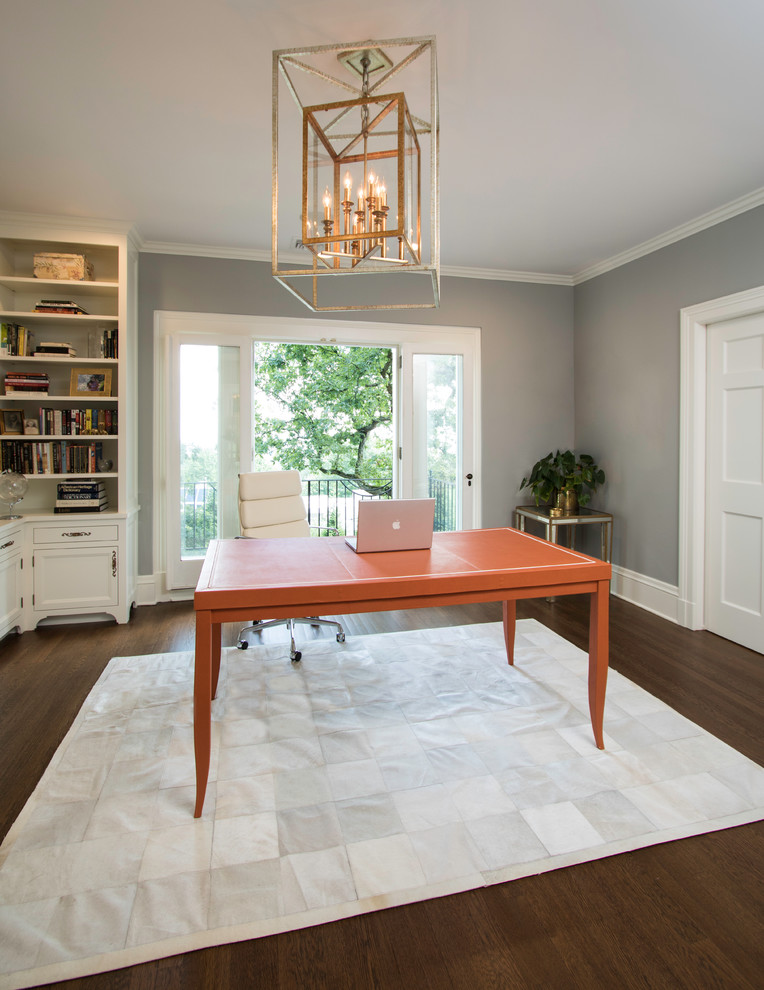 Imagen de despacho tradicional renovado de tamaño medio con paredes grises, suelo de madera en tonos medios y escritorio independiente