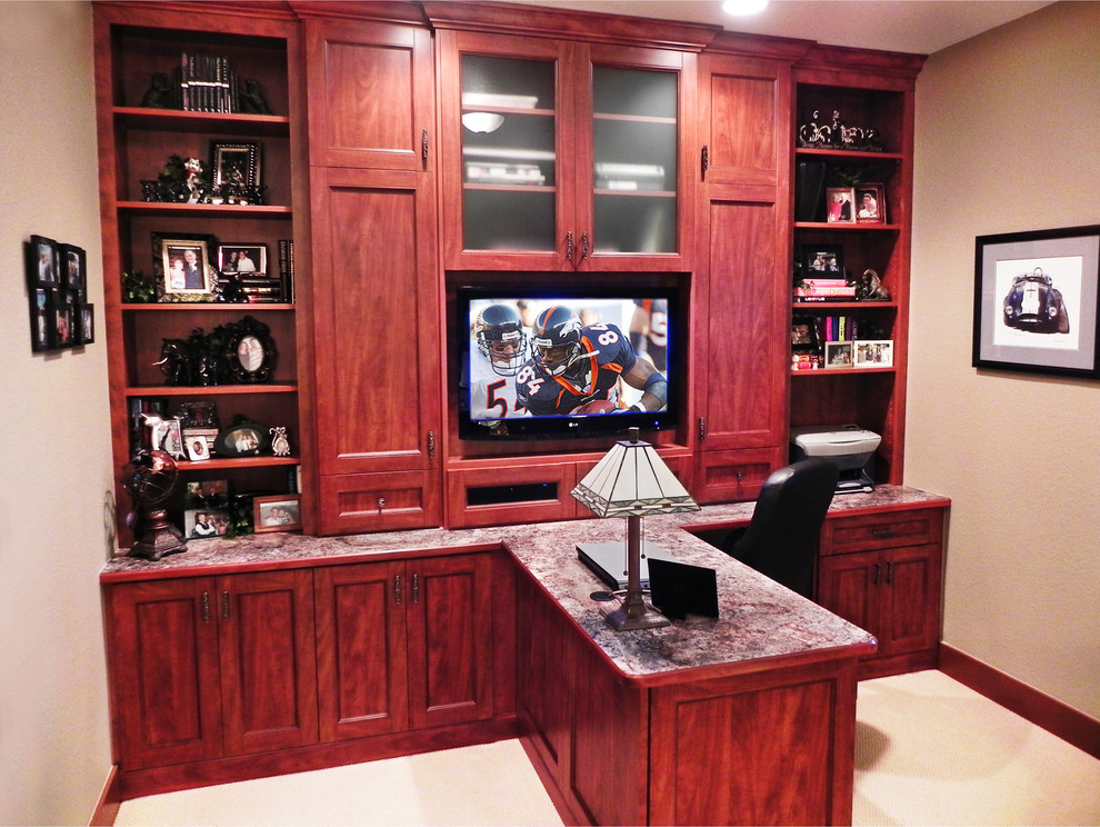 Imagen de despacho tradicional de tamaño medio sin chimenea con paredes marrones, moqueta, escritorio empotrado y suelo blanco