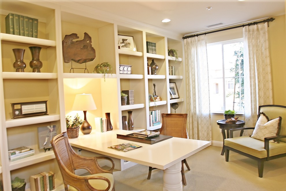 サンディエゴにある高級な中くらいなトラディショナルスタイルのおしゃれな書斎 (カーペット敷き、暖炉なし、造り付け机、黄色い壁) の写真