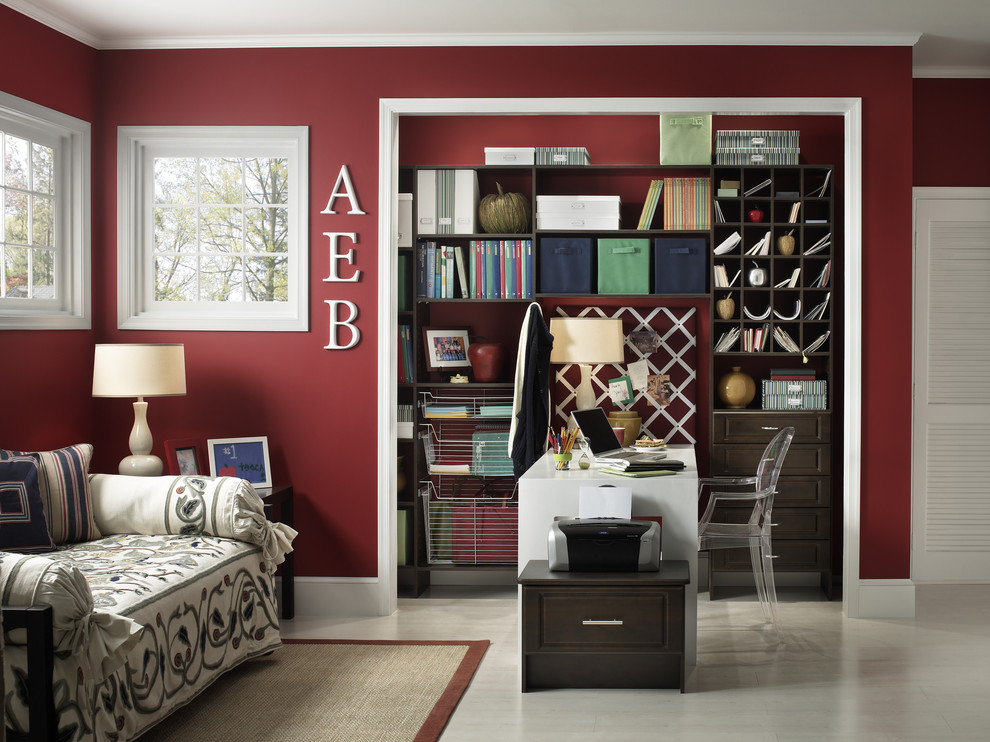 Идея дизайна: кабинет в классическом стиле с красными стенами и отдельно стоящим рабочим столом