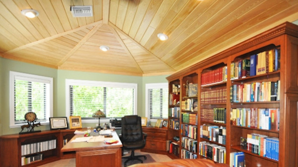 Idéer för ett mellanstort hemmabibliotek, med gröna väggar, heltäckningsmatta och ett fristående skrivbord