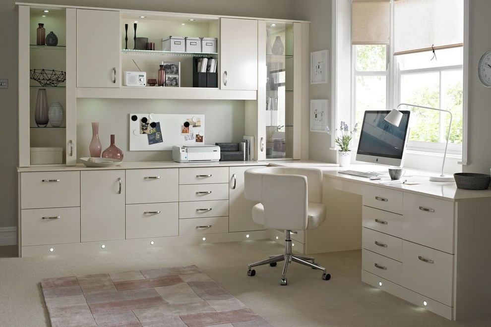 Foto di un ufficio moderno di medie dimensioni con pareti beige, moquette, scrivania incassata e pavimento bianco