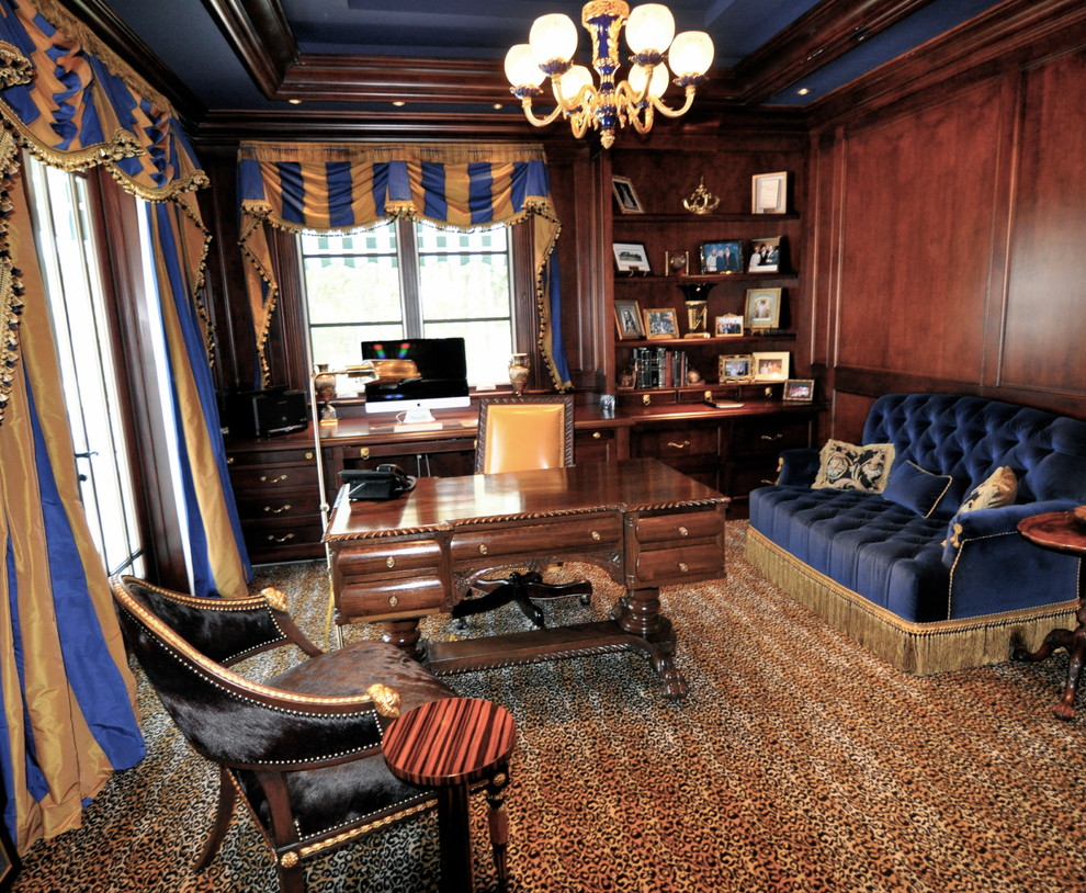 Klassisches Arbeitszimmer mit Arbeitsplatz, brauner Wandfarbe, Teppichboden und freistehendem Schreibtisch in New York