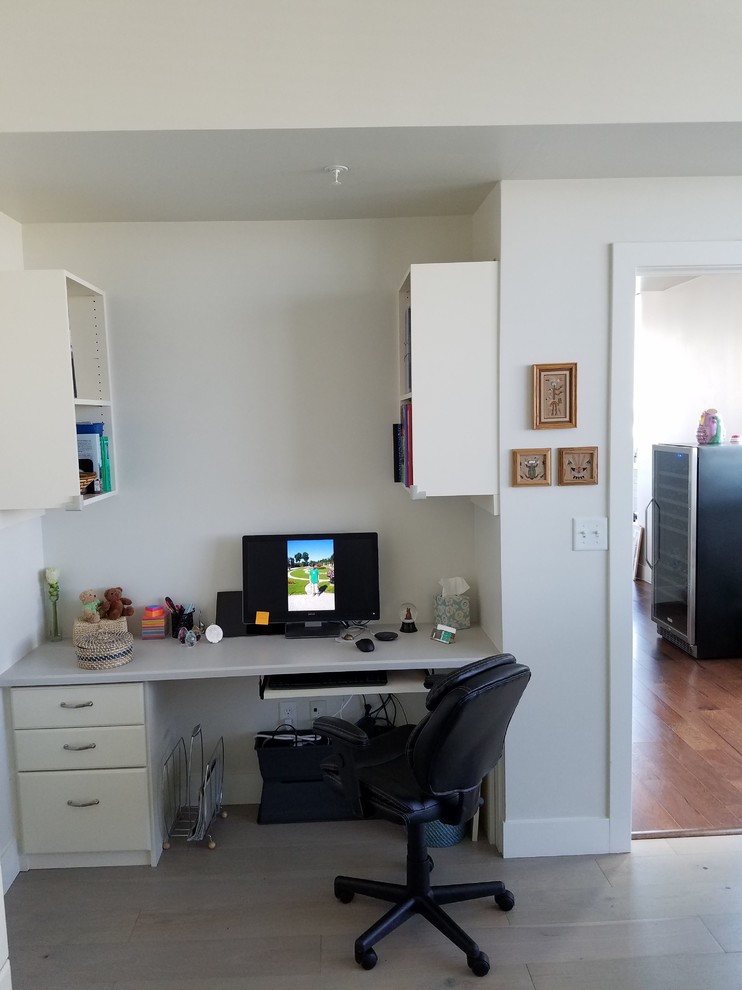Ispirazione per un ufficio minimalista di medie dimensioni con pareti gialle, moquette, nessun camino, scrivania autoportante e pavimento blu
