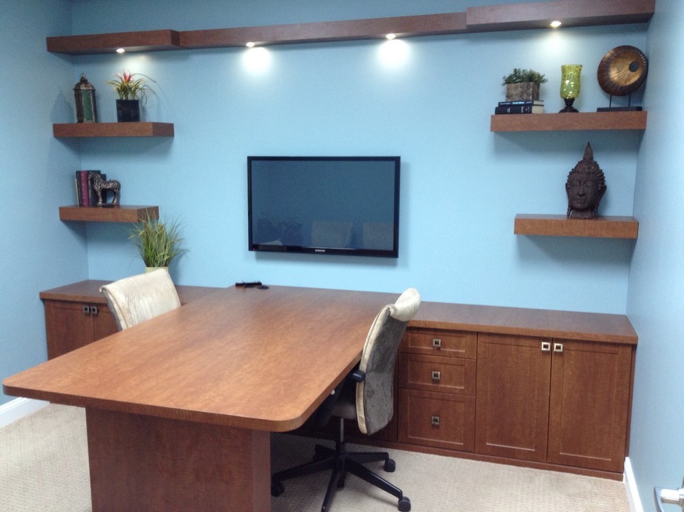 Mittelgroßes Asiatisches Arbeitszimmer ohne Kamin mit Arbeitsplatz, gelber Wandfarbe, Teppichboden, freistehendem Schreibtisch und blauem Boden in New York