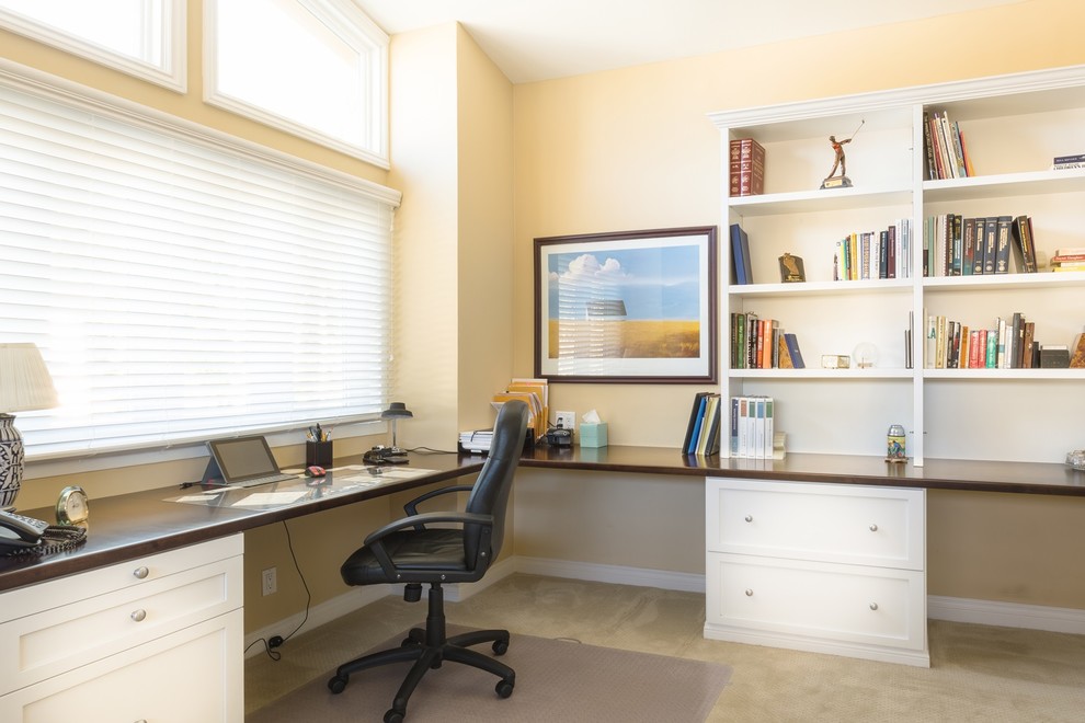 Foto de despacho contemporáneo de tamaño medio sin chimenea con paredes amarillas, moqueta, escritorio independiente y suelo gris
