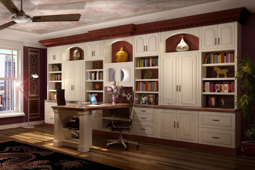 Modelo de despacho clásico de tamaño medio sin chimenea con paredes rojas, suelo de madera oscura, escritorio empotrado y suelo rojo