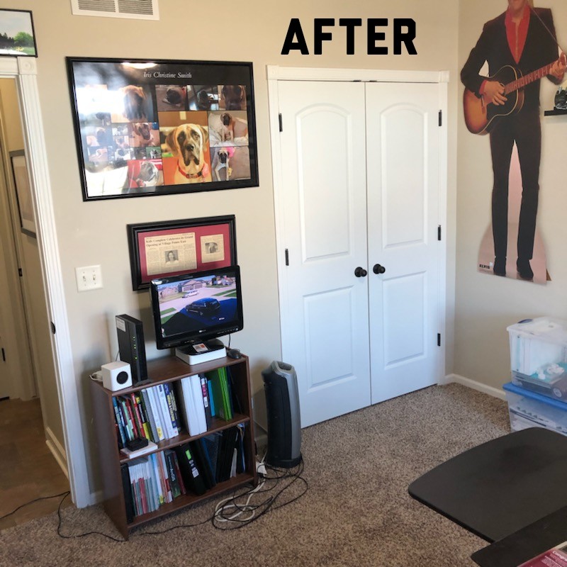 Mittelgroßes Arbeitszimmer mit Arbeitsplatz, beiger Wandfarbe, Teppichboden, freistehendem Schreibtisch und beigem Boden