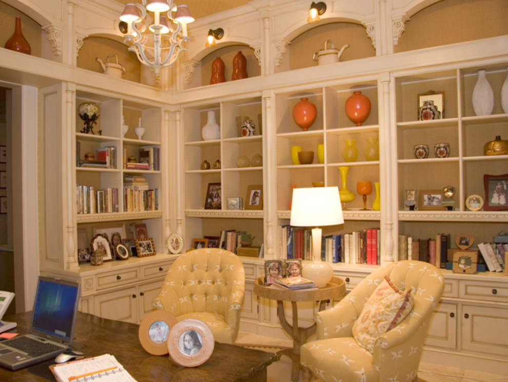 Ejemplo de despacho tradicional de tamaño medio con paredes beige, suelo de madera clara, todas las chimeneas, marco de chimenea de yeso, escritorio empotrado y suelo beige