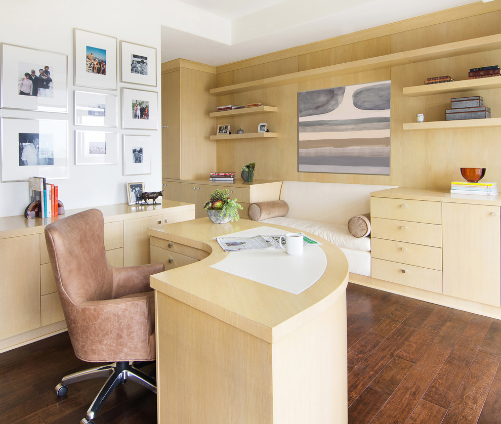 Modelo de despacho actual grande con paredes blancas, suelo de madera oscura y escritorio independiente