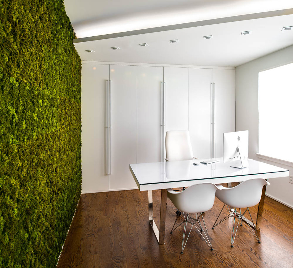 На фото: маленькое рабочее место в современном стиле с белыми стенами, паркетным полом среднего тона и отдельно стоящим рабочим столом для на участке и в саду