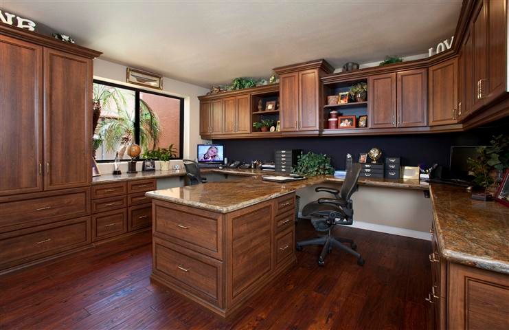Foto de despacho tradicional de tamaño medio con paredes blancas, suelo de madera oscura y escritorio empotrado
