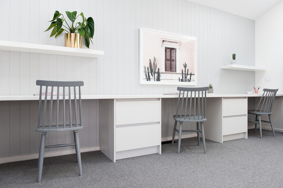 Свежая идея для дизайна: рабочее место среднего размера в стиле модернизм с серыми стенами, ковровым покрытием, встроенным рабочим столом, серым полом и панелями на части стены - отличное фото интерьера