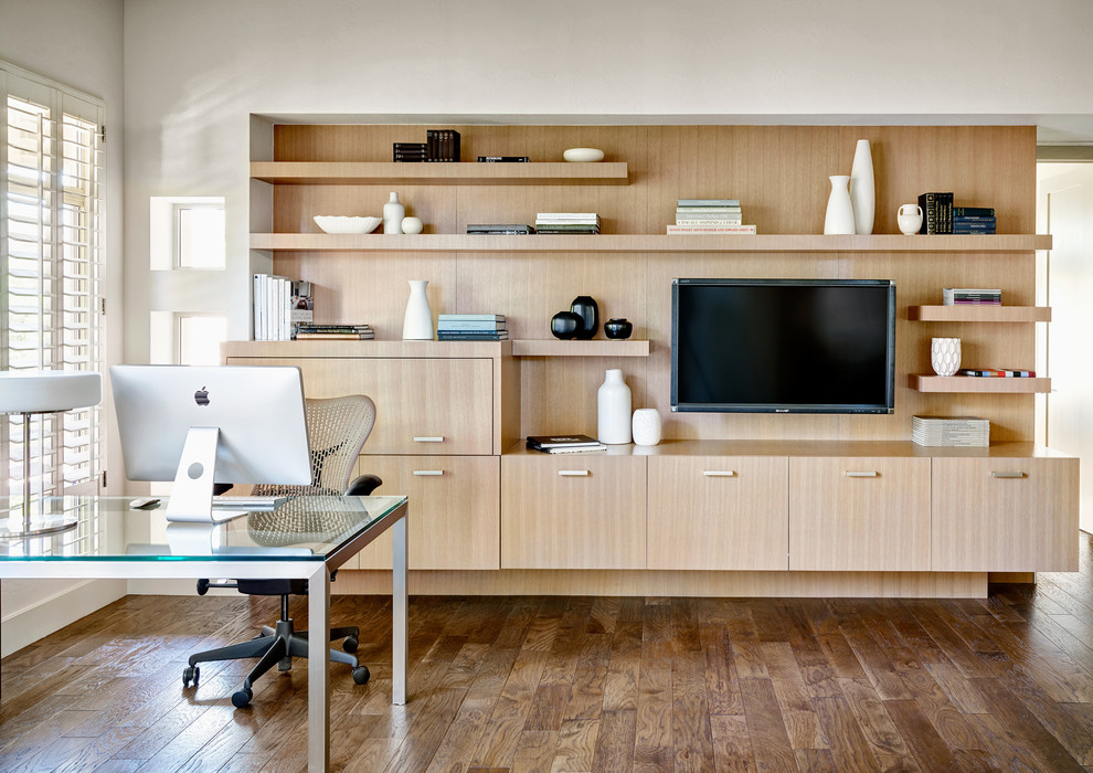 Пример оригинального дизайна: большой кабинет в современном стиле с белыми стенами, паркетным полом среднего тона и отдельно стоящим рабочим столом