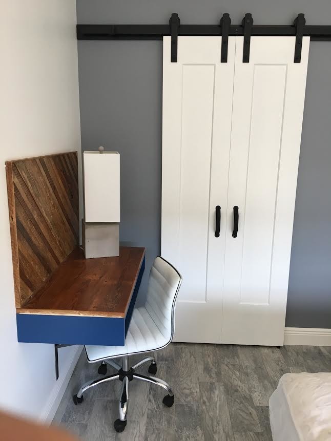 Exemple d'un petit bureau tendance de type studio avec un mur gris, parquet clair, aucune cheminée, un bureau intégré et un sol gris.
