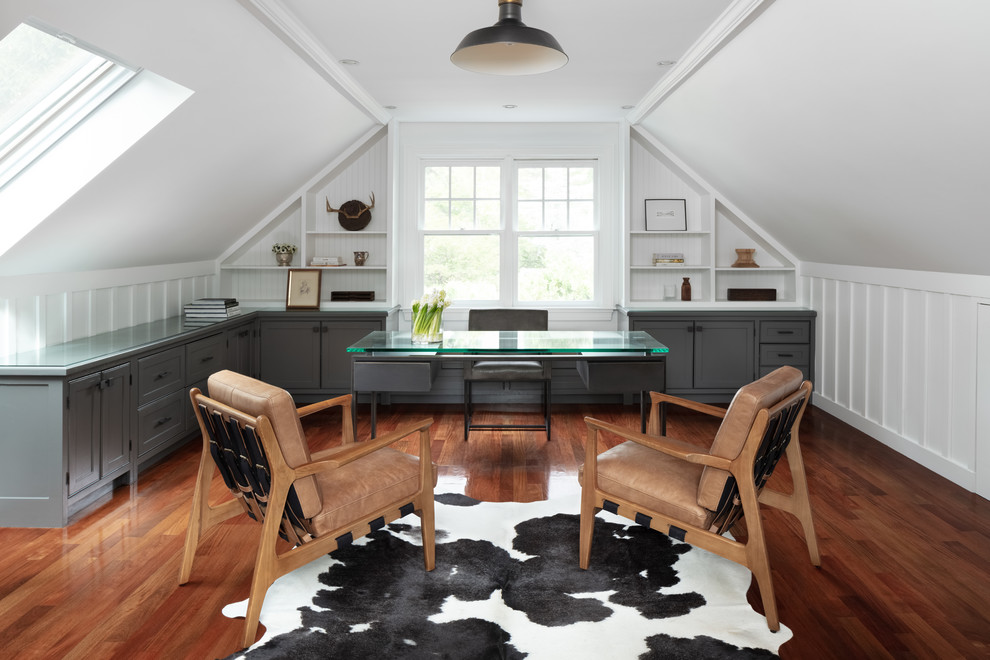 Landhaus Arbeitszimmer ohne Kamin mit Arbeitsplatz, weißer Wandfarbe, dunklem Holzboden, freistehendem Schreibtisch und braunem Boden in Boston