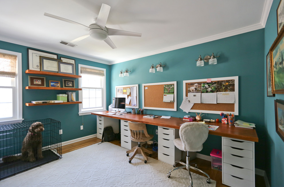 Diseño de despacho vintage de tamaño medio con paredes verdes y escritorio independiente