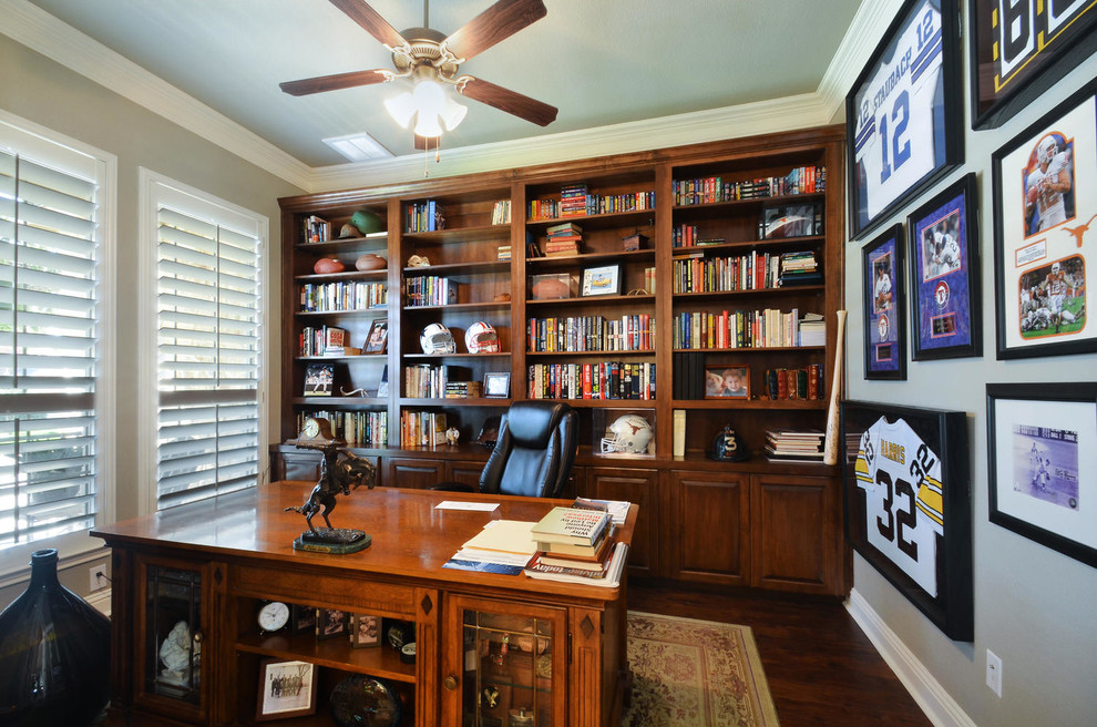 На фото: кабинет среднего размера в классическом стиле с серыми стенами, темным паркетным полом, отдельно стоящим рабочим столом и коричневым полом без камина с