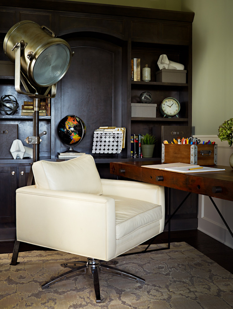 Imagen de despacho contemporáneo de tamaño medio con paredes verdes, suelo de madera oscura y escritorio independiente