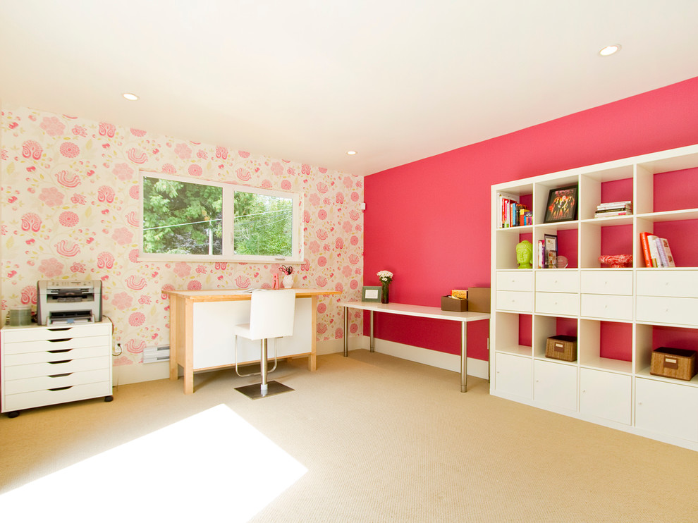 На фото: большой кабинет в современном стиле с местом для рукоделия, розовыми стенами, ковровым покрытием и отдельно стоящим рабочим столом