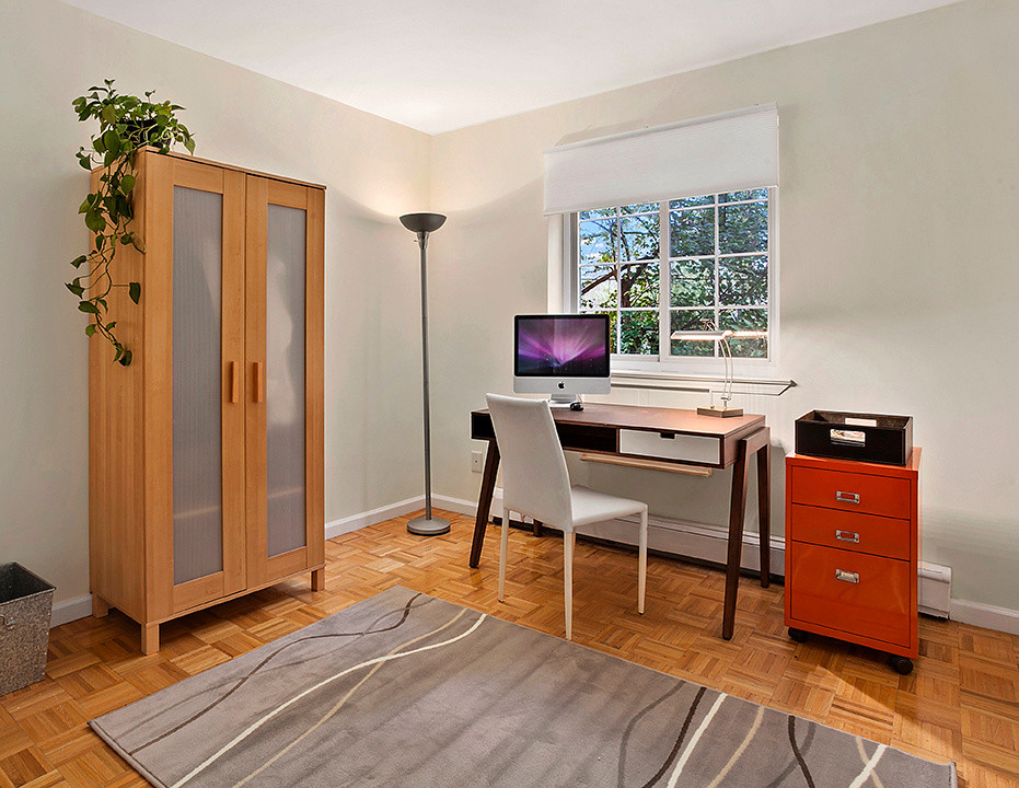 Cette image montre un petit bureau traditionnel avec un mur blanc, un sol en bois brun et un bureau indépendant.