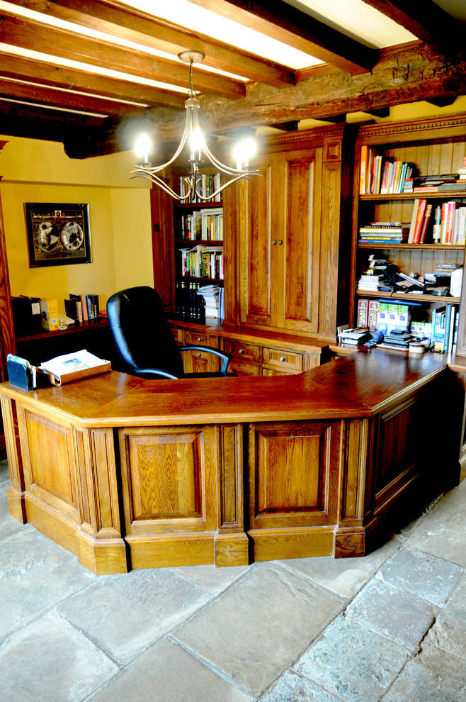 На фото: кабинет в классическом стиле