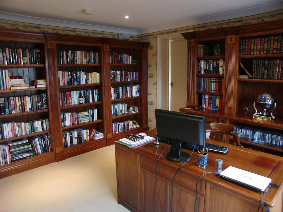 Design ideas for a traditional home office in Oxfordshire.