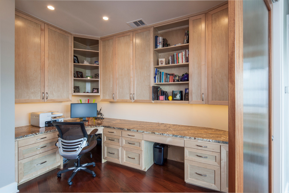 Imagen de despacho clásico renovado con paredes beige, suelo de madera en tonos medios y escritorio empotrado