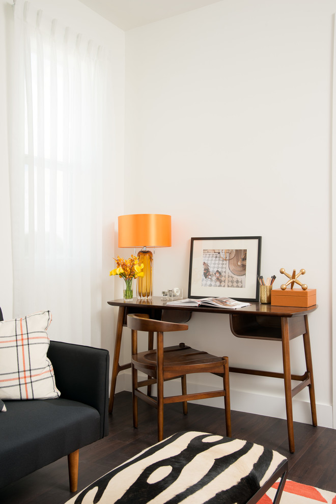 Foto de despacho minimalista de tamaño medio sin chimenea con paredes blancas, suelo de madera oscura, escritorio independiente y suelo marrón