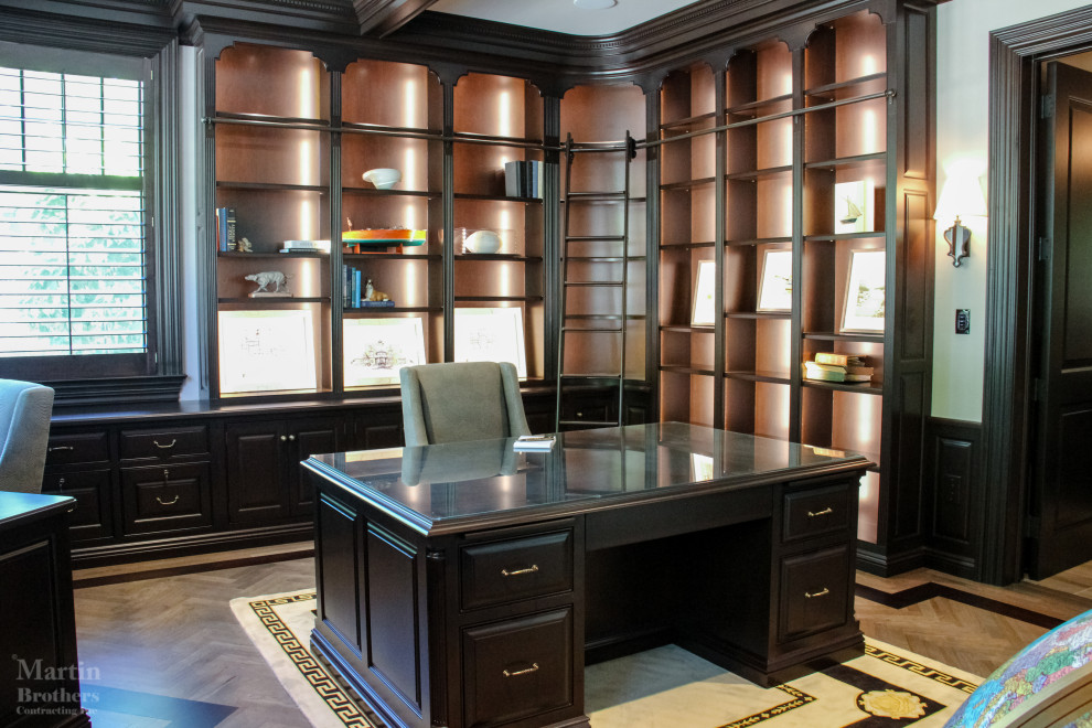 Ejemplo de despacho clásico grande sin chimenea con suelo de madera clara, escritorio empotrado, casetón y panelado