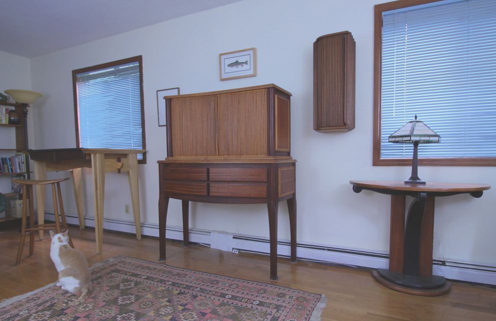 Exemple d'un bureau tendance de taille moyenne avec un mur blanc, un sol en bois brun et un bureau indépendant.