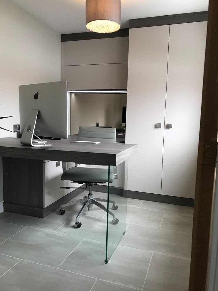 Exemple d'un petit bureau tendance avec un sol en vinyl et un bureau intégré.