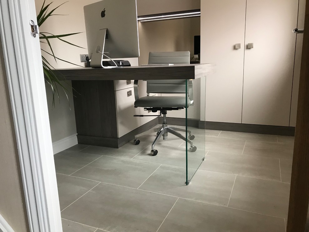 Foto di un piccolo ufficio minimal con pavimento in vinile e scrivania incassata
