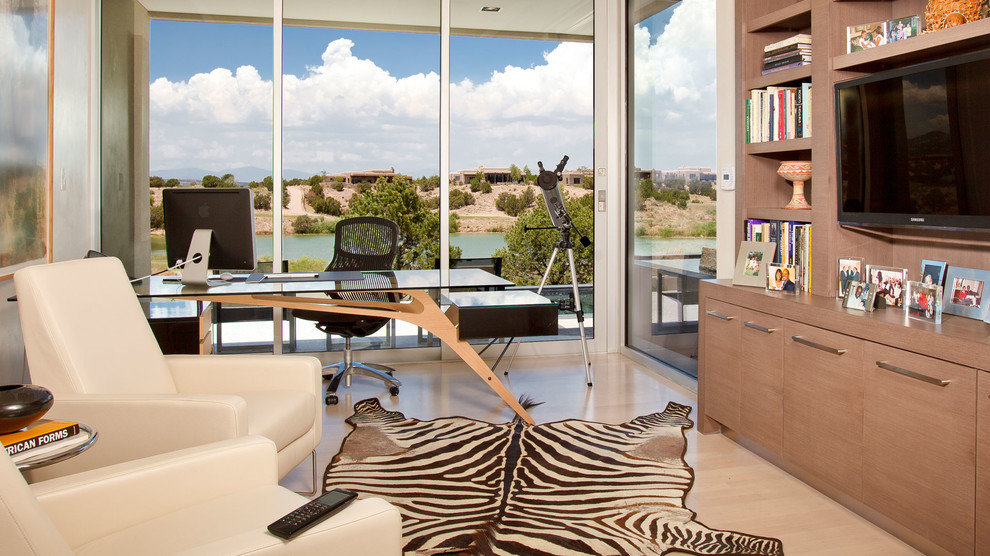 Esempio di un ufficio moderno di medie dimensioni con pareti bianche, parquet chiaro e scrivania autoportante