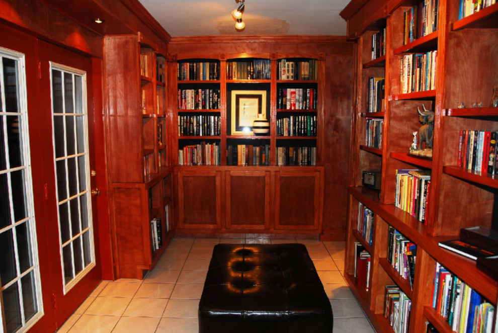 ローリーにある中くらいなコンテンポラリースタイルのおしゃれなホームオフィス・書斎 (セラミックタイルの床、ライブラリー、茶色い壁、ベージュの床) の写真