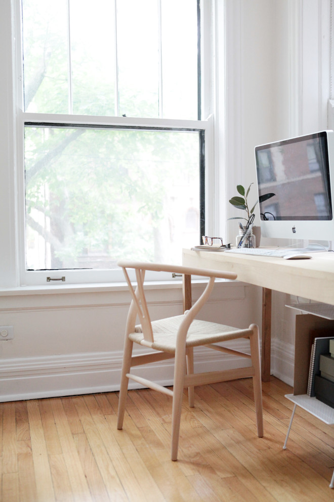 Cette photo montre un bureau scandinave de taille moyenne et de type studio avec un mur blanc, parquet clair, aucune cheminée et un bureau indépendant.