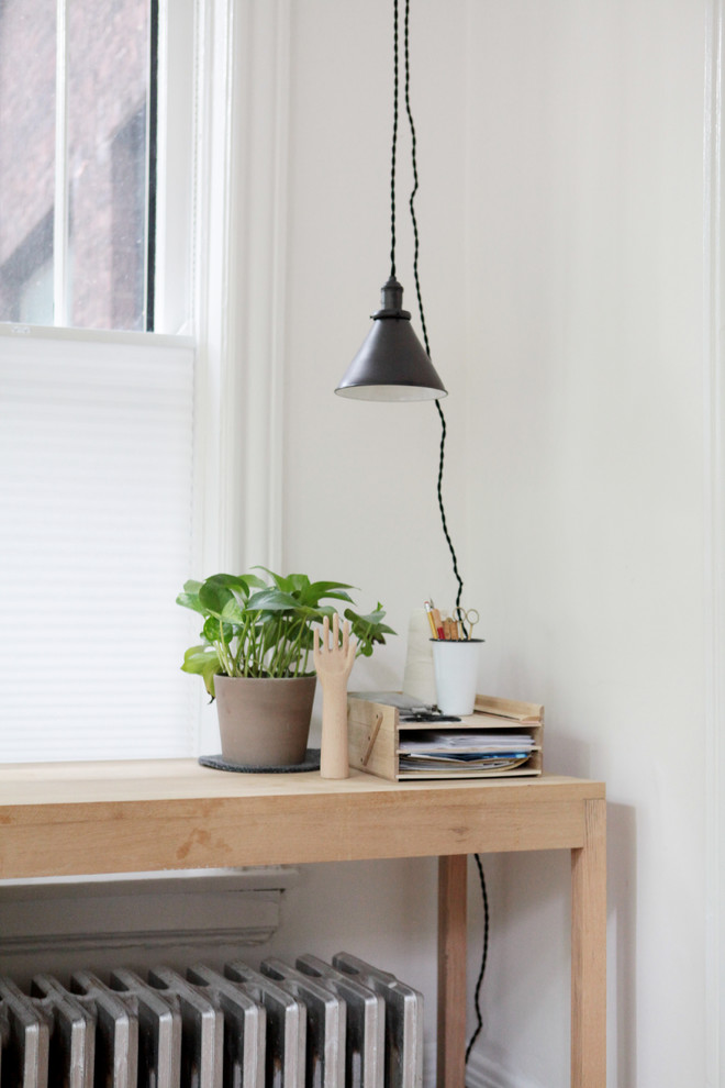 Idéer för ett mellanstort retro arbetsrum, med vita väggar, ljust trägolv och ett fristående skrivbord