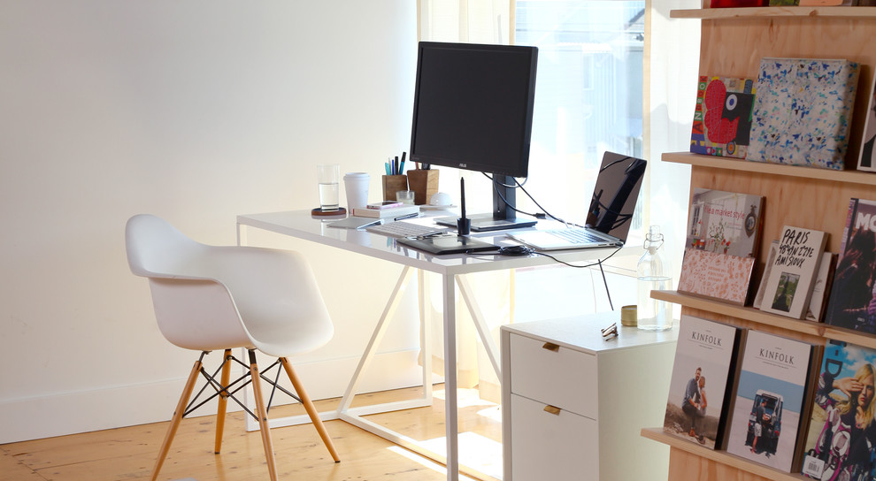 Exemple d'un bureau scandinave de taille moyenne et de type studio avec un mur blanc, parquet clair, aucune cheminée et un bureau indépendant.