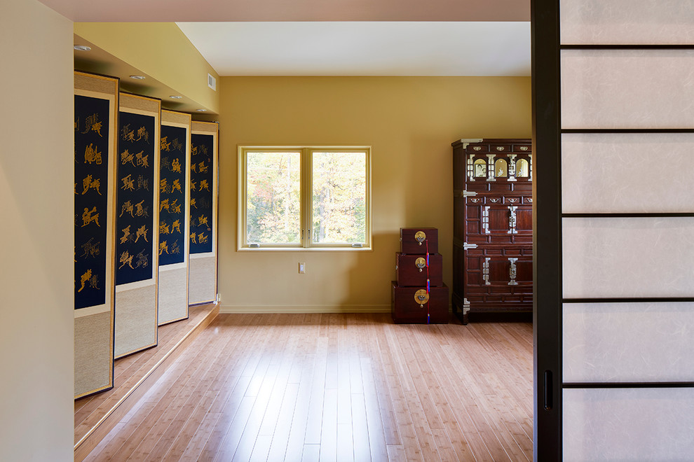 デトロイトにある高級な中くらいなコンテンポラリースタイルのおしゃれな書斎 (黄色い壁、竹フローリング、暖炉なし、自立型机、ベージュの床) の写真