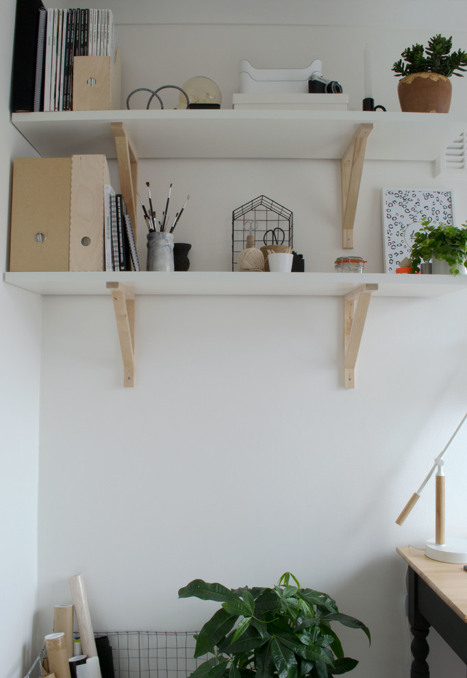 Immagine di un piccolo ufficio scandinavo con pareti bianche, moquette, nessun camino e scrivania autoportante