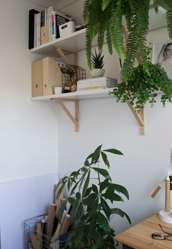 Kleines Skandinavisches Arbeitszimmer ohne Kamin mit Arbeitsplatz, weißer Wandfarbe, Teppichboden und freistehendem Schreibtisch in Kent
