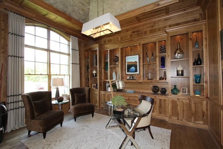 Idée de décoration pour un grand bureau tradition avec un sol en bois brun, aucune cheminée et un bureau indépendant.