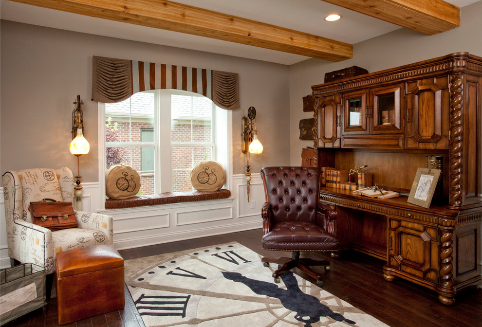 Inspiration for a traditional home office in Cincinnati.