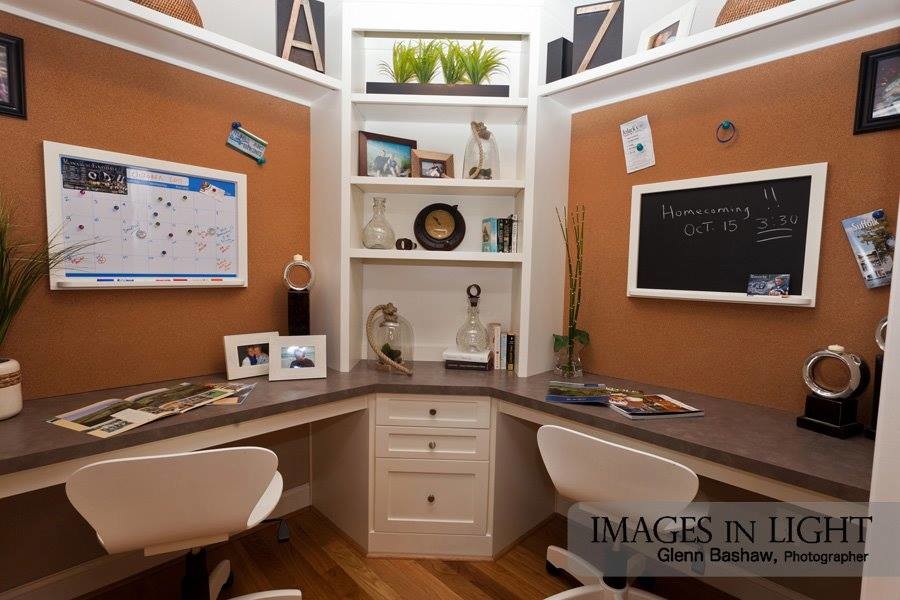 Inspiration för ett litet amerikanskt arbetsrum, med ljust trägolv och ett inbyggt skrivbord