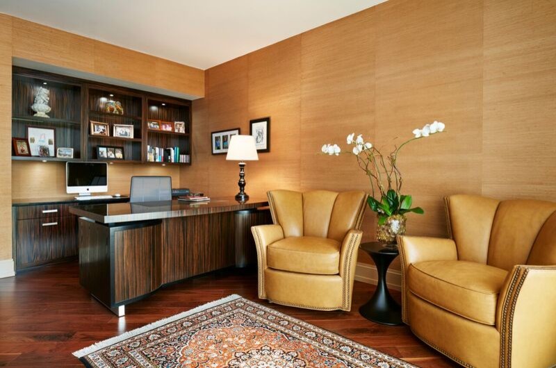 Großes Modernes Arbeitszimmer mit Arbeitsplatz, braunem Holzboden, freistehendem Schreibtisch und oranger Wandfarbe in Miami