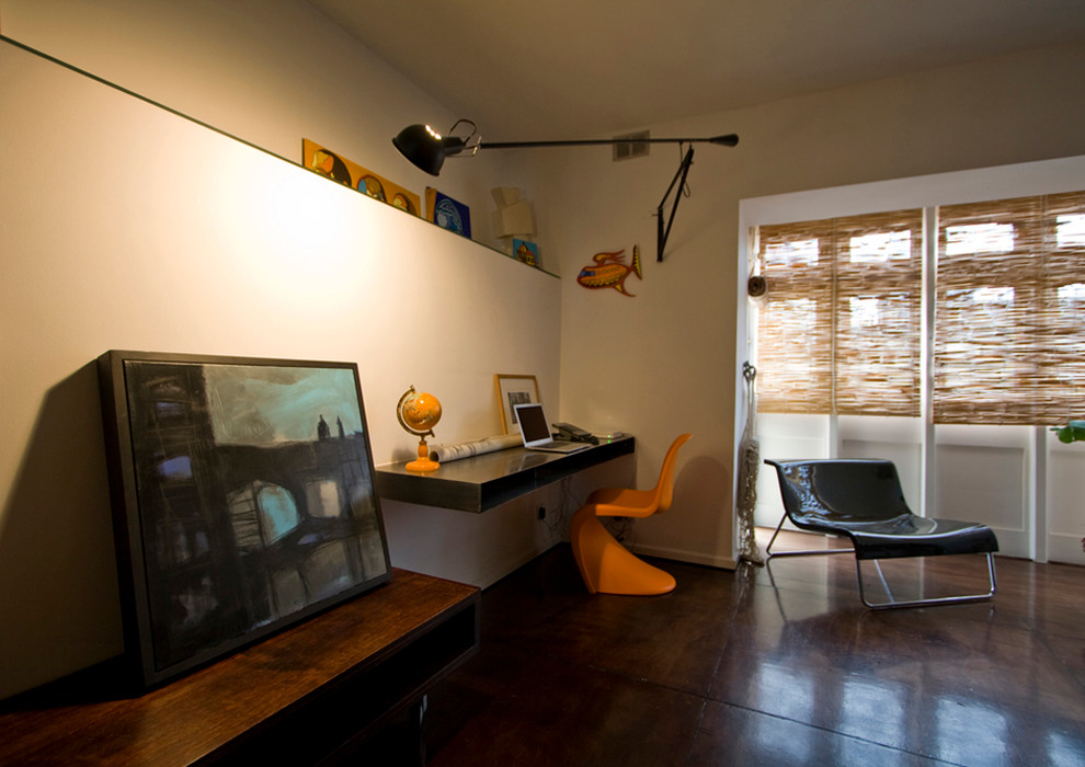 На фото: кабинет в современном стиле с бежевыми стенами и встроенным рабочим столом с